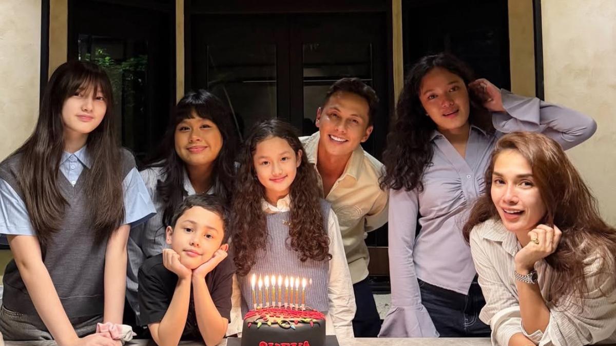 Ussy Sulistiawaty Rayakan Ulang Tahun Ke-9 Sheva Putri Keempatnya dengan Sederhana, Keluarga Kompak Kenakan Busana Kasual Biru abu-abu