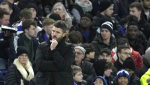 Pelatih Middlesbrough, Michael Carrick, mengamati permainan anak asuhnya dalam laga leg kedua semifinal Carabao Cup 2023/2024 yang digelar di Stamford Bridge, Rabu (24/1/2024). (AP Photo/Kin Cheung)