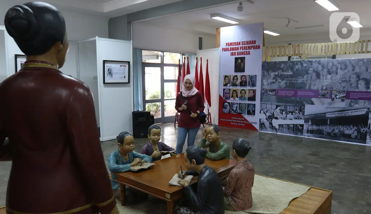 Pengunjung melihat diorama sejarah pahlawan prempuan di Museum Kebangkitan Nasional, Jakarta, Minggu (22/12/2019). Pameran ini dalam rangka memperingati Hari Ibu yang berlangsung dari 22 desember 2019 - 22 januari 2020. (Liputan6.com/Herman Zakharia)
