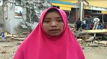 Sepanjang hari Sabtu, sejumlah jalan dipenuhi warga yang ingin mencari informasi seputar gempa dan kabar kerabat mereka.