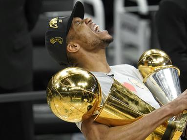 Giannis Antetokounmpo berhasil sabet MVP Final seusai Milwaukee Bucks kalahkan Phoenix Suns di gim keenam pada Rabu (21/07/2021) pagi WIB. Bucks berhasil ungguli Suns dengan skor 105-98 dan menangkan agregat 4-2. (Foto: AP/Paul Sancya)