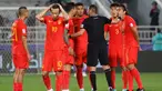 Wasit pertandingan, Mohammed Khaled al-Hoish berbicara dengan para pemain China saat pertandingan sepak bola Grup A Piala Asia AFC Qatar 2023 antara China dan Tajikistan di Stadion Abdullah bin Khalifa, Doha, 13 Januari 2024. (KARIM JAAFAR/AFP)