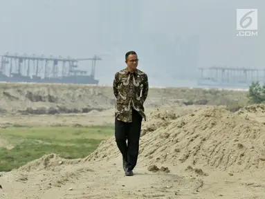 Gaya Gubernur DKI Jakarta Anies Baswedan saat memantau penyegelan bangunan di Pulau Reklamasi, Teluk Jakarta, Kamis (7/6). Anies tampak mengenakan baju batik lengan panjang dan celana hitam. (Liputan6.com/HO/Deka Wira Saputra)