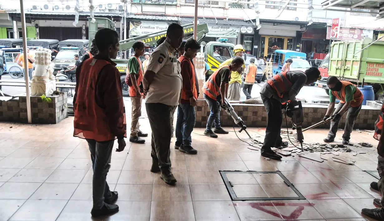 Petugas gabungan dari Pemerintah Kota Administrasi Jakarta Utara saat membongkar bangunan ruko yang melanggar izin di Jalan Pluit Karang Niaga, Penjaringan, Jakarta Utara, Rabu (24/5/2023). (merdeka.com/Iqbal S.Nugroho)