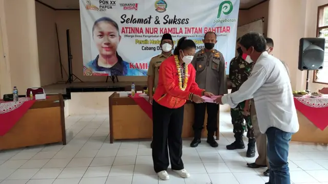 Atinna, peraih medali emas PON Papua dari Pangebatan, Banyumas, diarak oleh warga. (Foto: Pangebatan.desa.id)