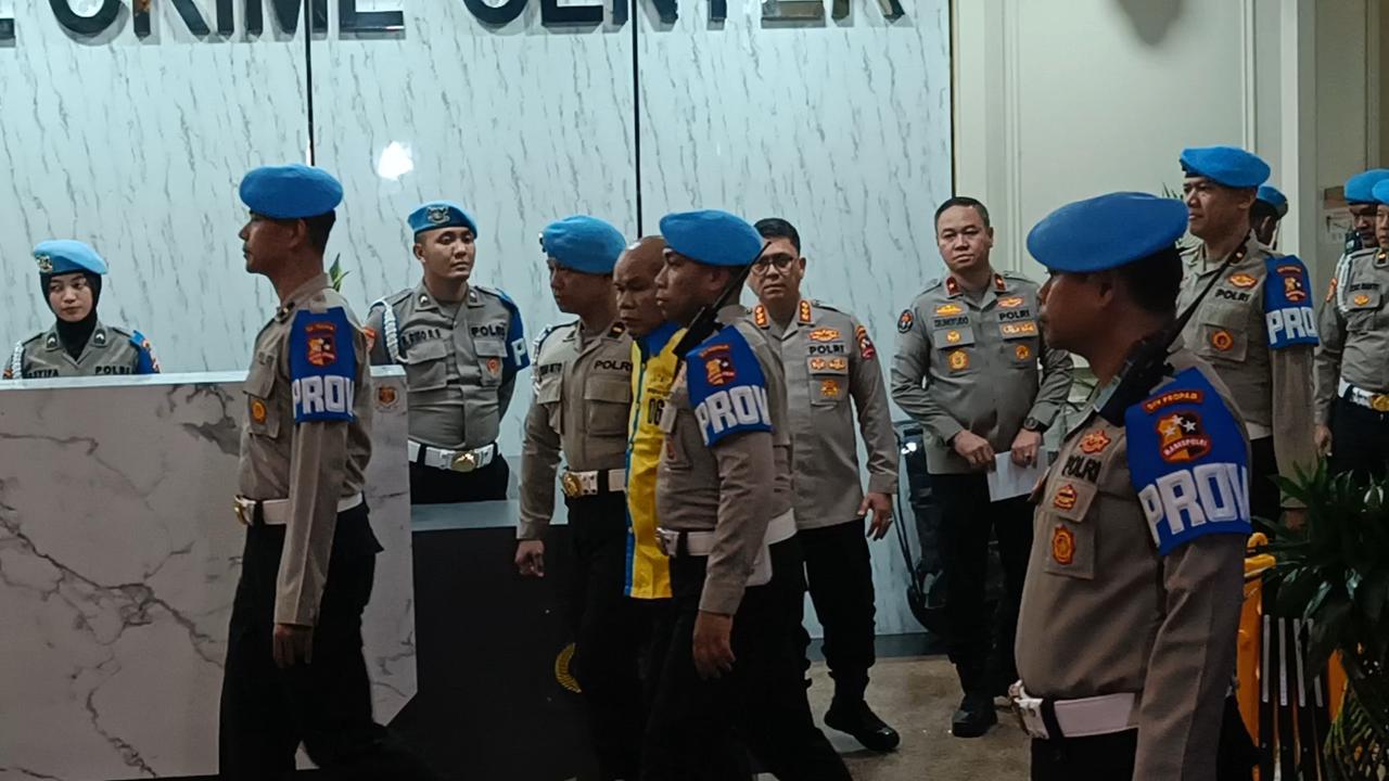 VIDEO: Wajah Lesu AKP Dadang Iskandar Dipecat Tak Hormat dari Polri, Copot Seragam Perwira