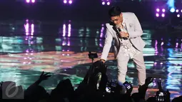 Penyanyi Afgansyah Reza menyapa penonton di atas panggung HUT 26 SCTV di Istora Senayan, Jakarta, Rabu (24/8). Malam itu, Afgan membawakan lagunya yang berjudul 'Kunci Hati'. (Liputan6.com/Herman Zakharia)