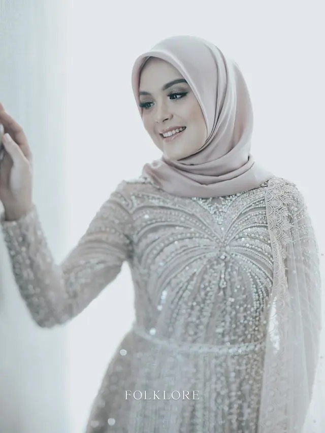 enampilan Menawan 6 Seleb Wanita di Hari Pertunangannya