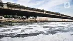 Kondisi limbah busa yang mencemari Kali Ancol, Jakarta Utara, Rabu (16/3/2022). Munculnya busa tersebut diduga berasal dari limbah rumah tangga dan industri akibat belum efektifnya Instalasi Pengolahan Air Limbah (IPAL). (merdeka.com/Iqbal S. Nugroho)