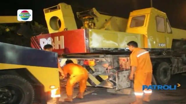 Enam kendaraan ringsek dan seorang pengendara tewas akibat dihantam kendaraan berat jenis crane di rest area KM 97 Tol Cipularang.