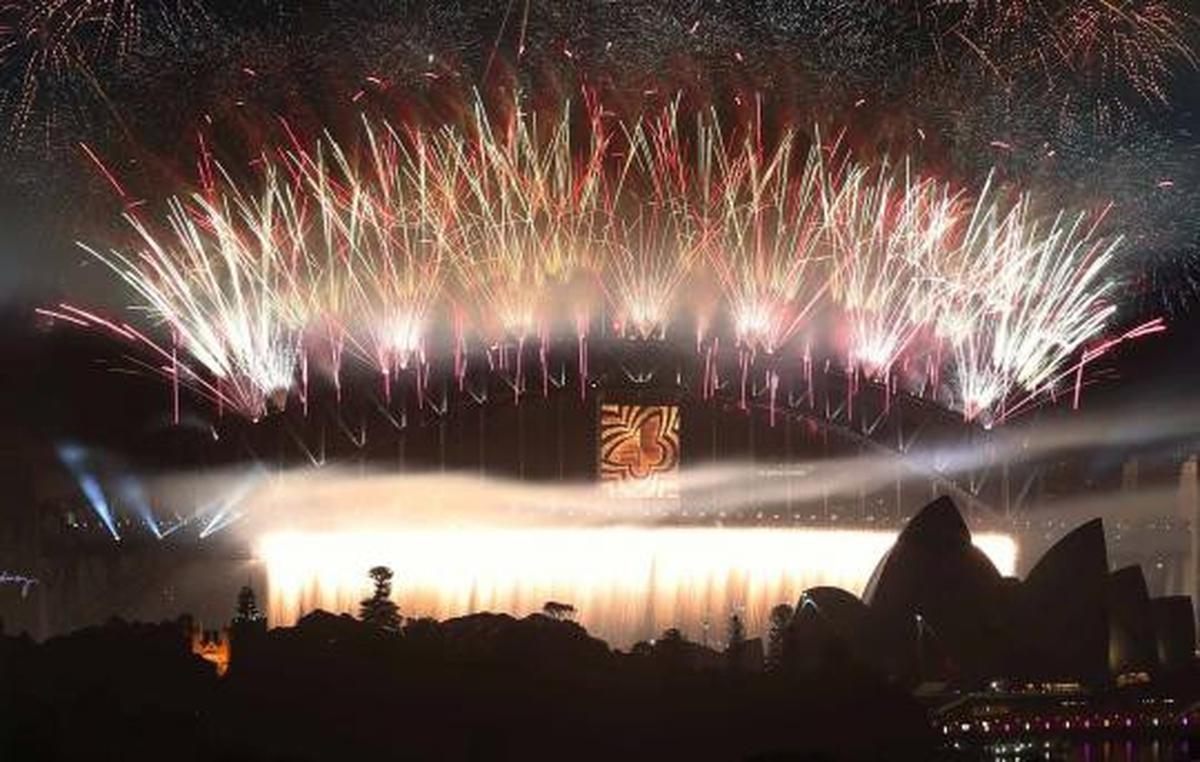 Kembang api diledakkan sebelum pergantian tahun di Sydney
