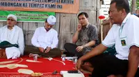 Anggota DPR dari Fraksi PPP Aditya Mufti Ariffin (batik) saat mengunjungi Kalsel. (adityamuftiariffin.blogspot.com)