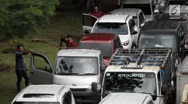 Sejumlah pengendara turun dari mobil saat kemacetan di Jalan KH Abdullah Syafei, Tebet, Jakarta, Senin (12/2). Kemacetan tersebut imbas dari demo sopir angkot Mikrolet 44 dan metro mini Dian Mitra. (Liputan6.com/Arya Manggala)