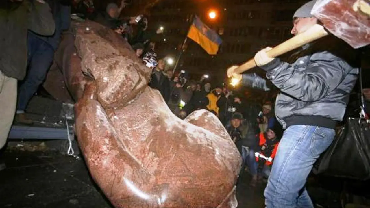 Patung Lenin ditumbangkan di Ukraina