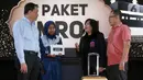 CEO Lippo Malls Indonesia Eddy Mumin (kiri) berbincang dengan pemenang golden heart Dwi Wulandari (37), CS Manager Lippo Mall Puri Dewi Riyani dan Operation Manager Dwi Rahmadi di Lippo Mall Puri, Jakarta, Selasa (18/2/2020). (Liputan6.com/Fery Pradolo)