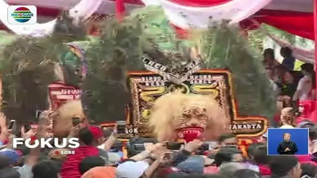 Tak hanya pertunjukan barongsai, kebudayaan khas nusantara juga meriahkan puncak perayaan Imlek di Jakarta, yang dipadati ribuan orang.