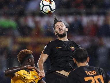 Aksi pemain AS Roma, Kostas Manolas menghalau bola dari kejaran pemain Hellas Verona pada lanjutan Serie A di Olympic stadium, Roma, (16/9/2017). Roma menang 3-0. (Angelo Carconi/ANSA via AP)