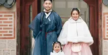 Liburan ke Korea Selatan, keluarga kecil Siti Badriah pun tampil mengenakan hanbok Korea bak keluarga kerajaan. [@sitibadriahh]