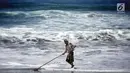 Marsiono, mencari undur-undur atau yutuk di bibir Pantai Bocor, Kabupaten Kebumen, Jawa Tengah, Sabtu (05/5). Satu kilogram undur-undur dihargai Rp 30 ribu. (Liputan6.com/Fery Pradolo)