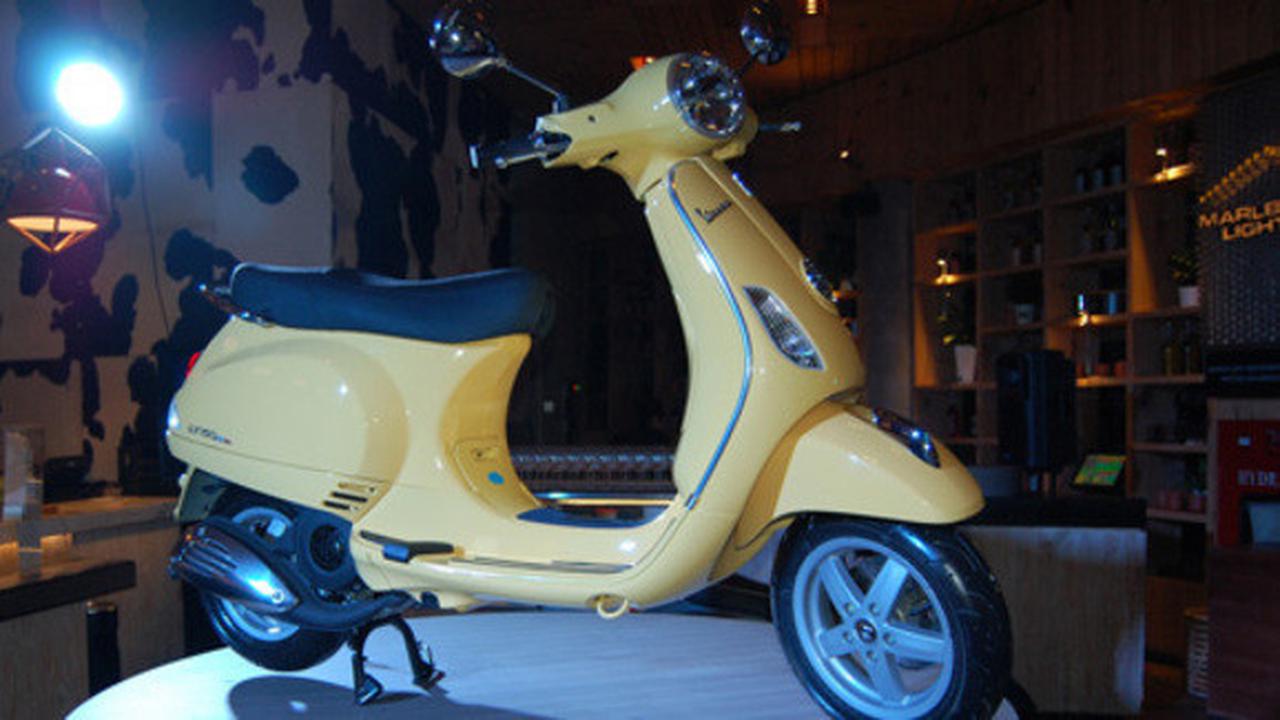 Vespa LX 150ie 3V (By Nazar Ray)