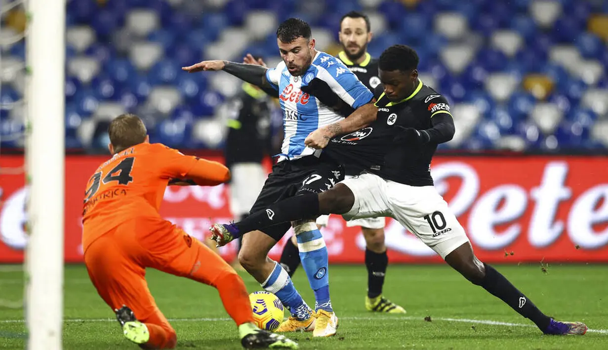 Pemain Napoli, Andrea Petagna, berusaha mencetak gol ke gawang Spezia pada laga Liga Italia di Stadion Diego Armando Maradona, Rabu (6/1/2021). Napoli takluk dengan skor 1-2. (Alessandro Garofalo/LaPresse via AP)