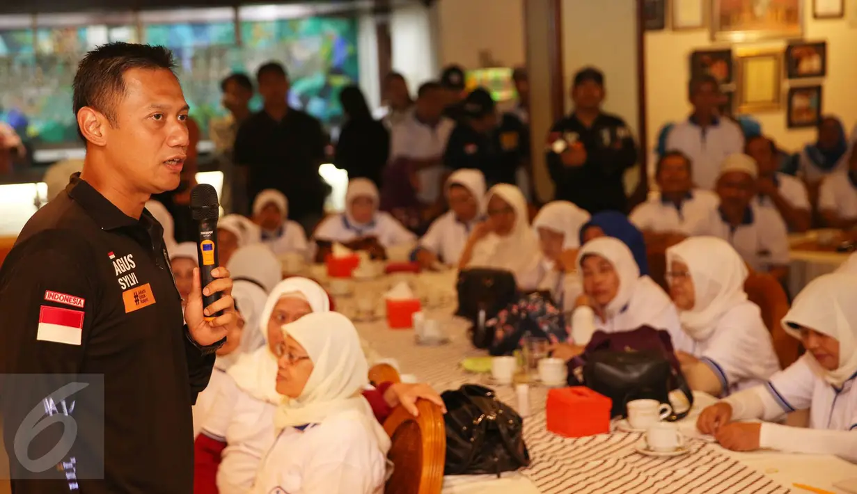 Cagub DKI Jakarta Agus H Yudhoyono menyampaikan kata sambutan saat kampanye di hadapan pensiunan PNS Dinas Pendidikan Dasar DKI Jakarta, Selasa (29/11). Mereka menyatakan siap mendukung dalam Pilgub DKI Jakarta 2017. (Liputan6.com/Immanuel Antonius)