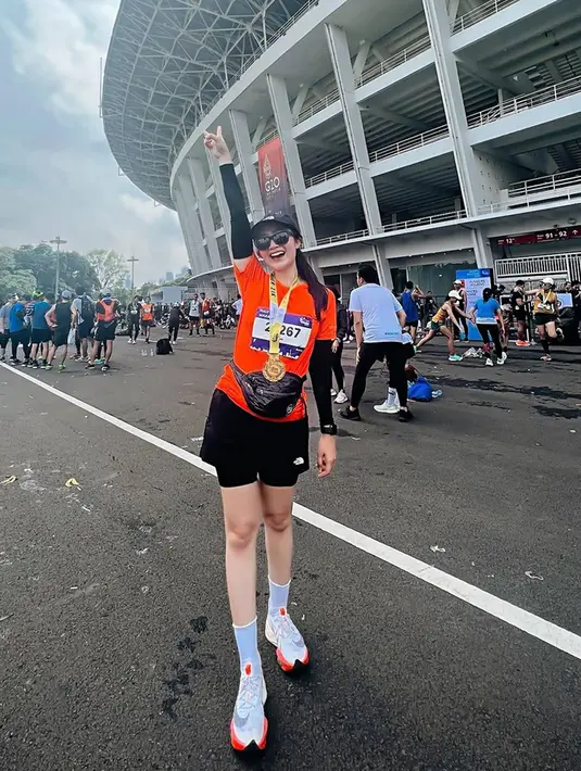 Febby pun turut membagikan pengalaman pertamanya tersebut sebagai pelari 21k. Ia tidak merasa capek atau dikejar waktu, malahan ia merasa senang. Karena diikuti banyak orang pun motivasi untuk terus bergerak sangat tinggi, hingga akhirnya ia mencapai garis finish. (Liputan6.com/IG/@febbyrastanty)