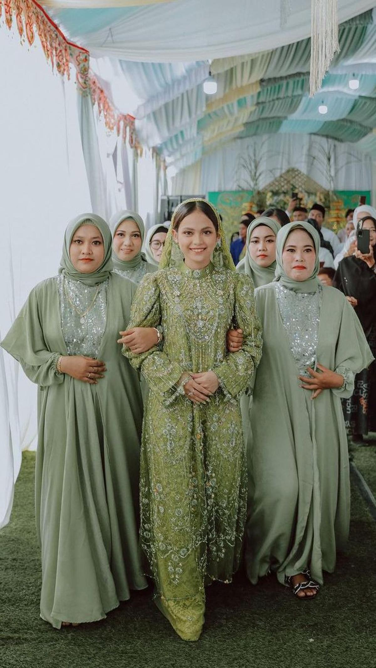 Sebelum memasuki lokasi acara, Putri digandeng oleh pihak keluarga. Tampak ada perbedaan warna baju dari yang dikenakan Putri dan keluarga. Baju milik Putri cenderung berwarna lime sedang keluarganya mengenakan busana hijau sage.
