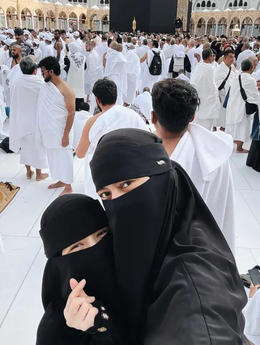 Natasha pun ditemani oleh  Paula Verhoeven , keduanya kompak mengenakan khimar dan cadar hitam serasi dengan abayanya. [@natasharizkynew]