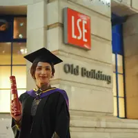 Dena Rachman baru saja selesaikan studinya di Inggris. Lulus S2 dari The London School of Economics and Political Science, senyum bahagia tampak terpancar dari dirinya. Tampil bertoga, pesona Dena tuai pujian. [Foto: Instagram/ Dena Rachman]
