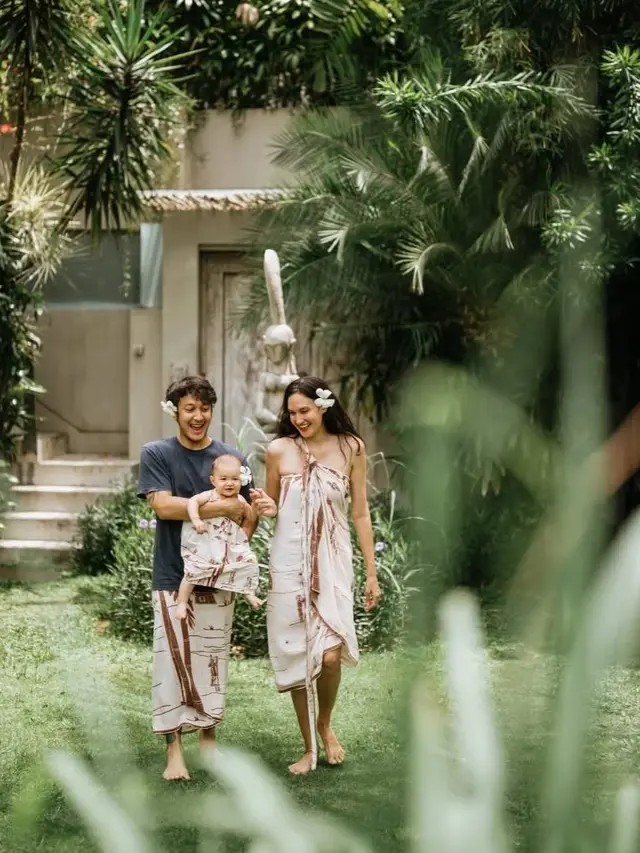 Tampil Kompak dan Penuh Makna, Gaya Keluarga Dimas Anggara dan Nadine Chandrawinata dalam Balutan Wastra