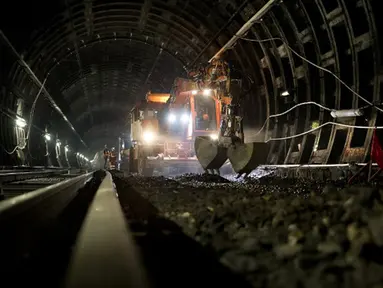 Suasana pembuatan terowongan dan jalur kereta api antara Stasiun Charles de Gaulle-Etoile dan Auber, Paris (28/7/2015). Charles de Gaulle-Etoile merupakan sebuah stasiun kereta api yang terletak di arrondissement VIII dan XVIIe. (AFP/KENZO TRIBOUILLARD)