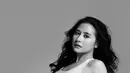 Punya body goals yang jadi impian, Prilly pamerkan outfit kekinian yang memperlihatkan perut berototnya.[Foto: Instagram/ Prilly]