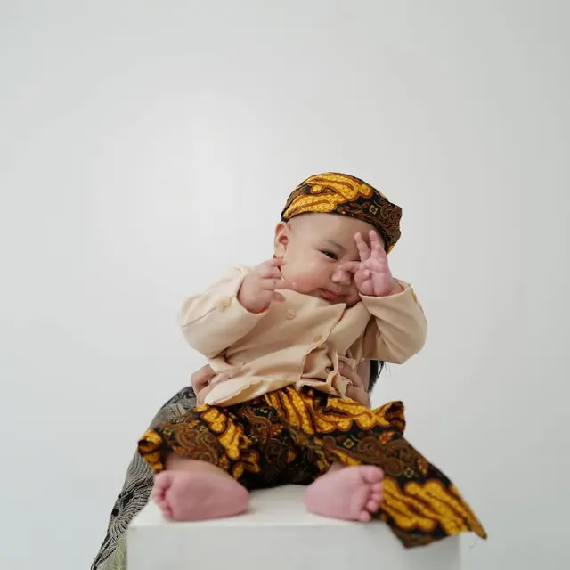 7 Potret Elio Anak Joshua dan Clairine Pakai Blangkon, Gemas Maksimal. (instagram/clairineclay, instagram/jojosuherman)