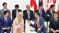 Presiden Joko Widodo terlihat berbicara dengan Ivanka Trump, putri Presiden Amerika Serikat Donald Trump (Dok.Instagram/@sekretariat.kabinet/https://www.instagram.com/p/BzSNgoFAsMO/Komarudin)