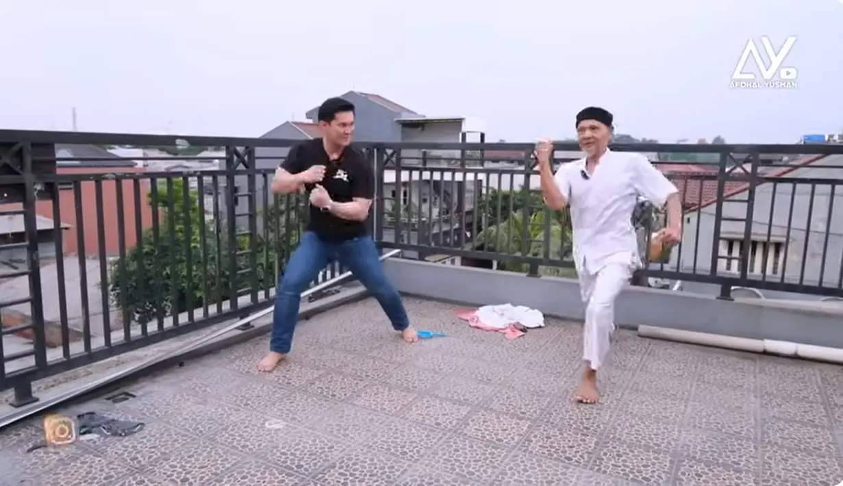 Wingky Harun saat menunjukkan aksinya saat bermain karate. Meski usianya sudah kepala tujuh, ia tampak masih lincah dalam beberapa jurus dalam karate. Dalam perannya, Wingky kerap mendapatkan adegan yang mengandalkan beladiri. [Youtube/Afdhal Yusman]
