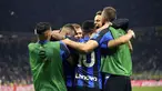 Pemain dan pelatih Inter Milan Simone Inzaghi merayakan kemenangan atas Atalanta pada pekan ke-37 Serie A 2022/2023 di Stadio Giuseppe Meazza, Minggu (28/5/2023). (AP Photo/Antonio Calanni)