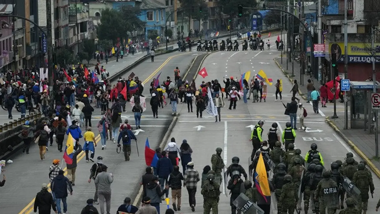 Para demonstran memprotes pemerintahan Presiden Daniel Noboa di Quito, Ekuador, Minggu (12/10/2025).