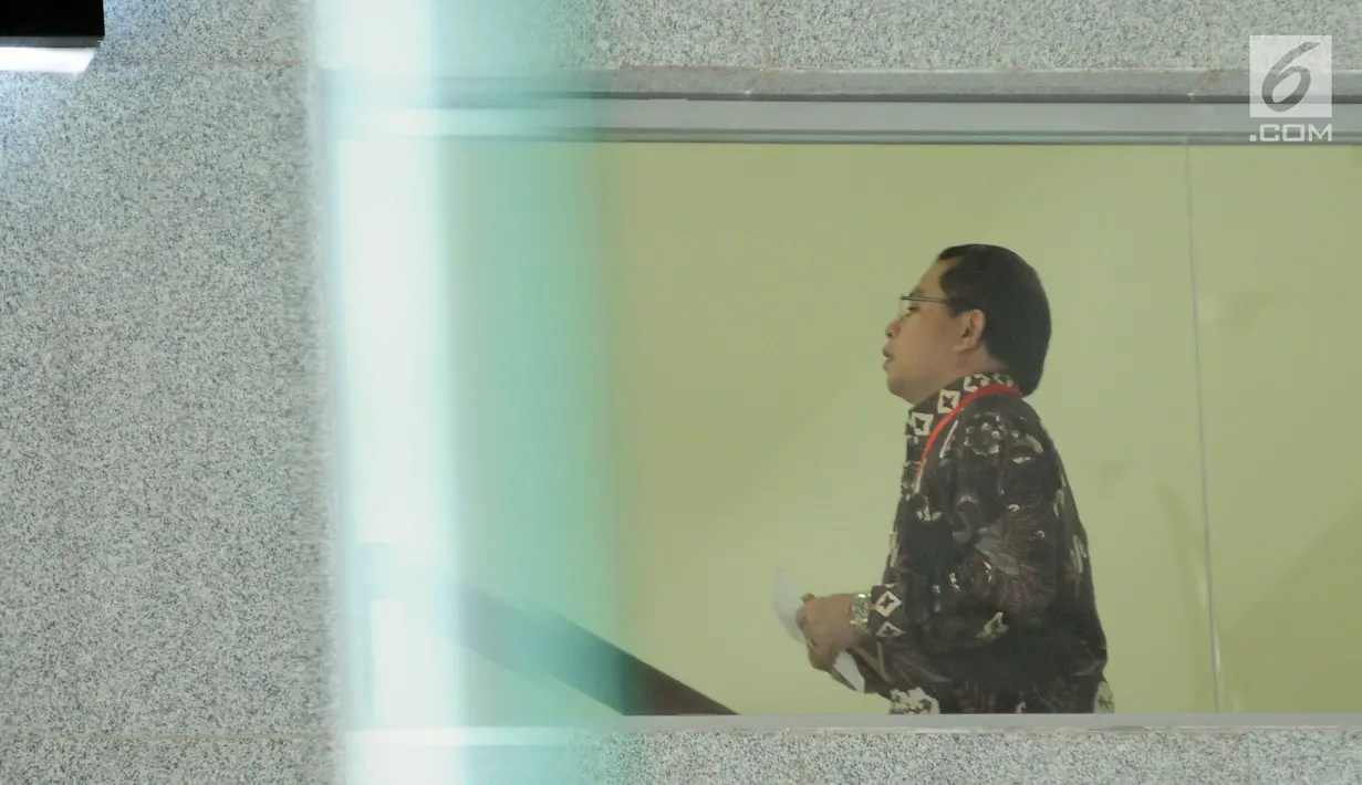Wabendum Partai Golkar, Zulhendri Hasan bersiap menjalani pemeriksaan di Gedung KPK, Jakarta, Selasa (14/11). Zulhendri diperiksa terkait kasus dugaan merintangi penyidikan kasus e-KTP yang menjerat Markus Nari.. (Liputan6.com/Helmi Fithriansyah)