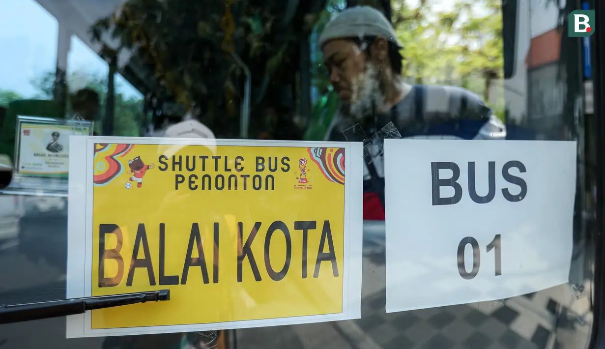 <p>Penampakan armada shuttle bus penonton yang terparkir di titik lokasi Balai Kota Surabaya untuk mengantar para penonton secara gratis menuju Stadion Gelora Bung Tomo untuk menyaksikan pembukaan Piala Dunia U-17 2023 sekaligus laga Timnas Indonesia U-17 menghadapi Ekuador, Jumat (10/11/2023). (Bola.com/Bagaskara Lazuardi)</p>