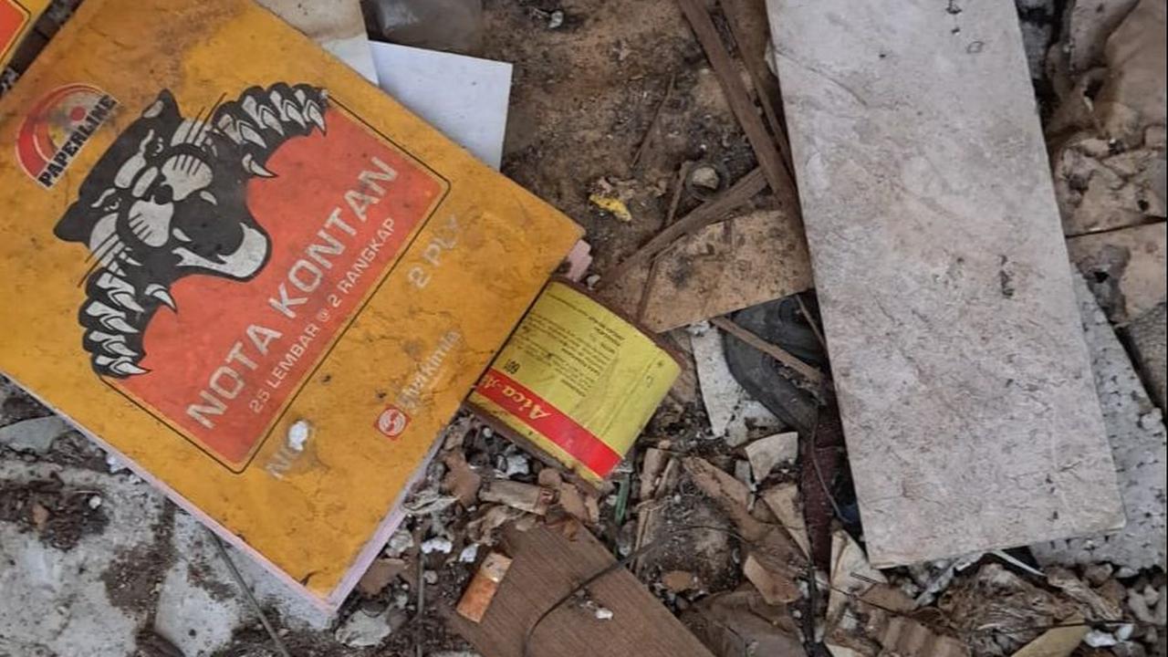 Kondisi di lantai tiga juga tak berbeda jauh. Namun, los-los di sana terlihat lebih bersih. Di area yang tak terkena sinar matahari dan gelap, banyak tutup botol yang dilubangi seperti di lantai dua.