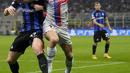 <p>Bek Inter Milan Skriniar berebut bola melawan bek Barcelona Marcos Alonso pada matchday ketiga Grup C Liga Champions 2022/2023 di Giuseppe Meazaa, Rabu dini hari WIB (5/10/2022). Inter Milan sukses menaklukkan klub tangguh Barcelona 1-0. (AP Photo/Antonio Calanni)</p>