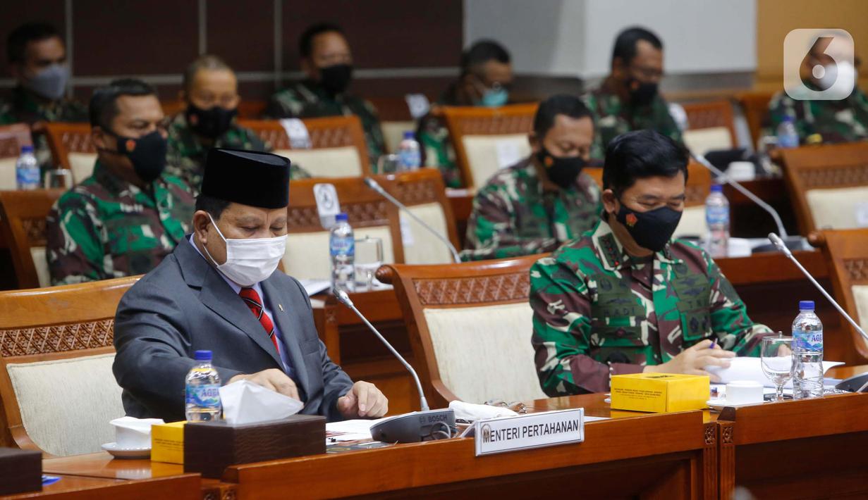 Menhan Prabowo Subianto (kiri) bersama Panglima TNI Marsekal Hadi Tjahjanto hadir pada rapat kerja dengan Komisi I DPR di kompleks parlemen, Senayan, Jakarta, Rabu (2/6/2021). Rapat kerja membahas Pemenuhan Kebutuhan Alat Peralatan Pertahanan dan Keamanan (Alpalhankam). (Liputan6.com/Angga Yuniar)