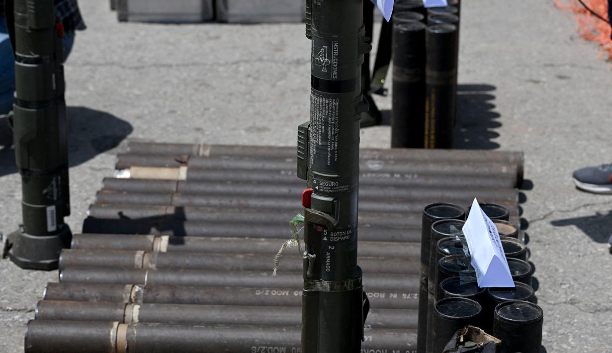 Ceballos mengatakan senapan sniper, bahan peledak, peluncur roket dan granat disita, bersama dengan kokain, ganja dan sepeda motor mahal. (YURI CORTEZ / AFP)