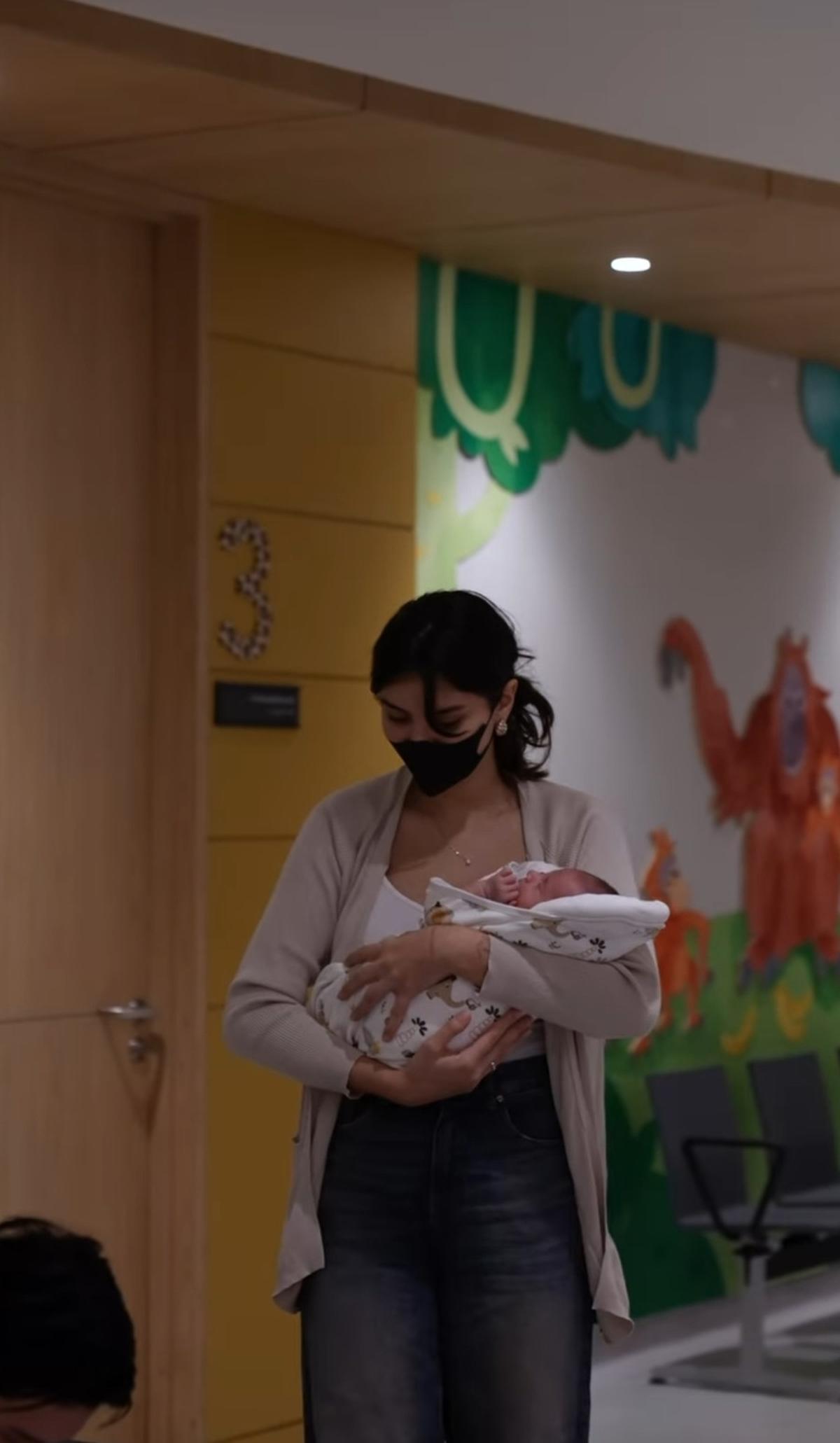 Beberapa waktu lalu, Sarah muncul di Instagram Dr. Oky saat sedang mengantar baby Bem untuk vaksin ke dokter.&nbsp;