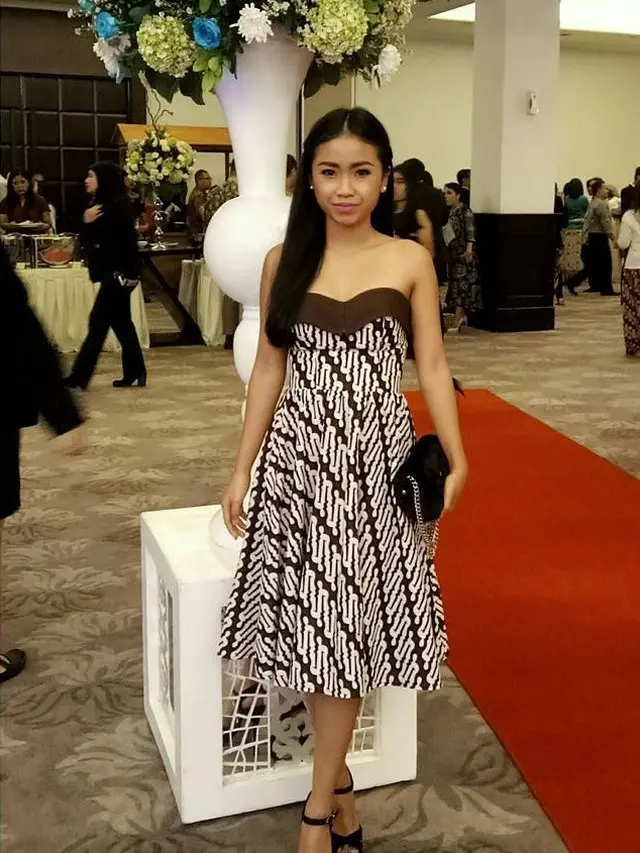 6 Potret Gaya Ayya Renita saat Pakai Kebaya dan Batik, Tetap Menawan