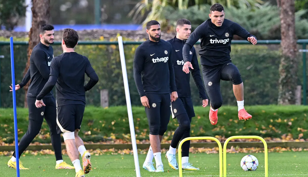 Pemain Chelsea Thiago Silva (kanan) menjalani latihan di Cobham, Stoke D'Abernon, Inggris, 1 November 2022. Chelsea akan menghadapi Dinamo Zagreb pada pertandingan sepak bola Grup E Liga Champions. (Glyn KIRK/AFP)