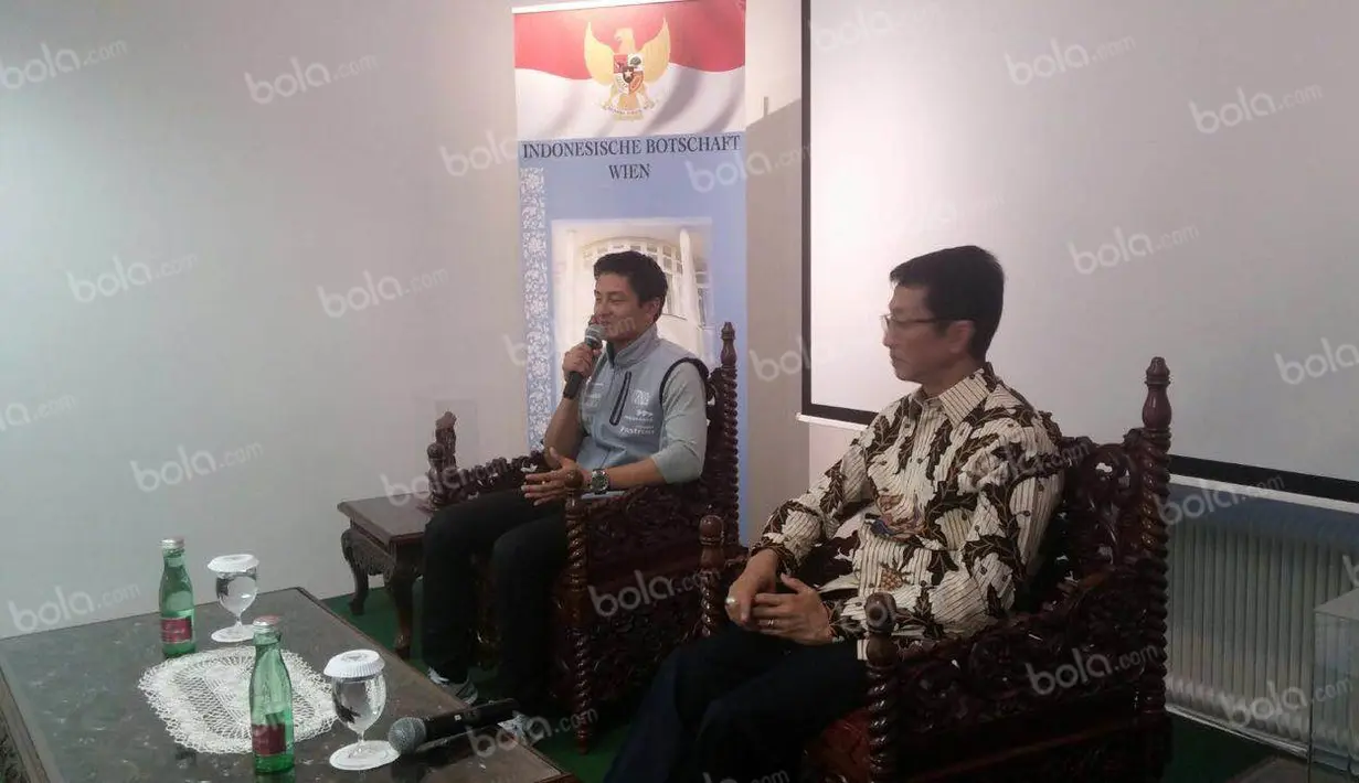 Pebalap Manor Racing asal Indonesia, Rio Haryanto, saat temu wicara bersama Duta Besar RI untuk Austria, Rachmat Budiman, di Kantor KBRI Wina, Austria, Selasa (28/6/2016). (Bola.com/Reza Khomaini)