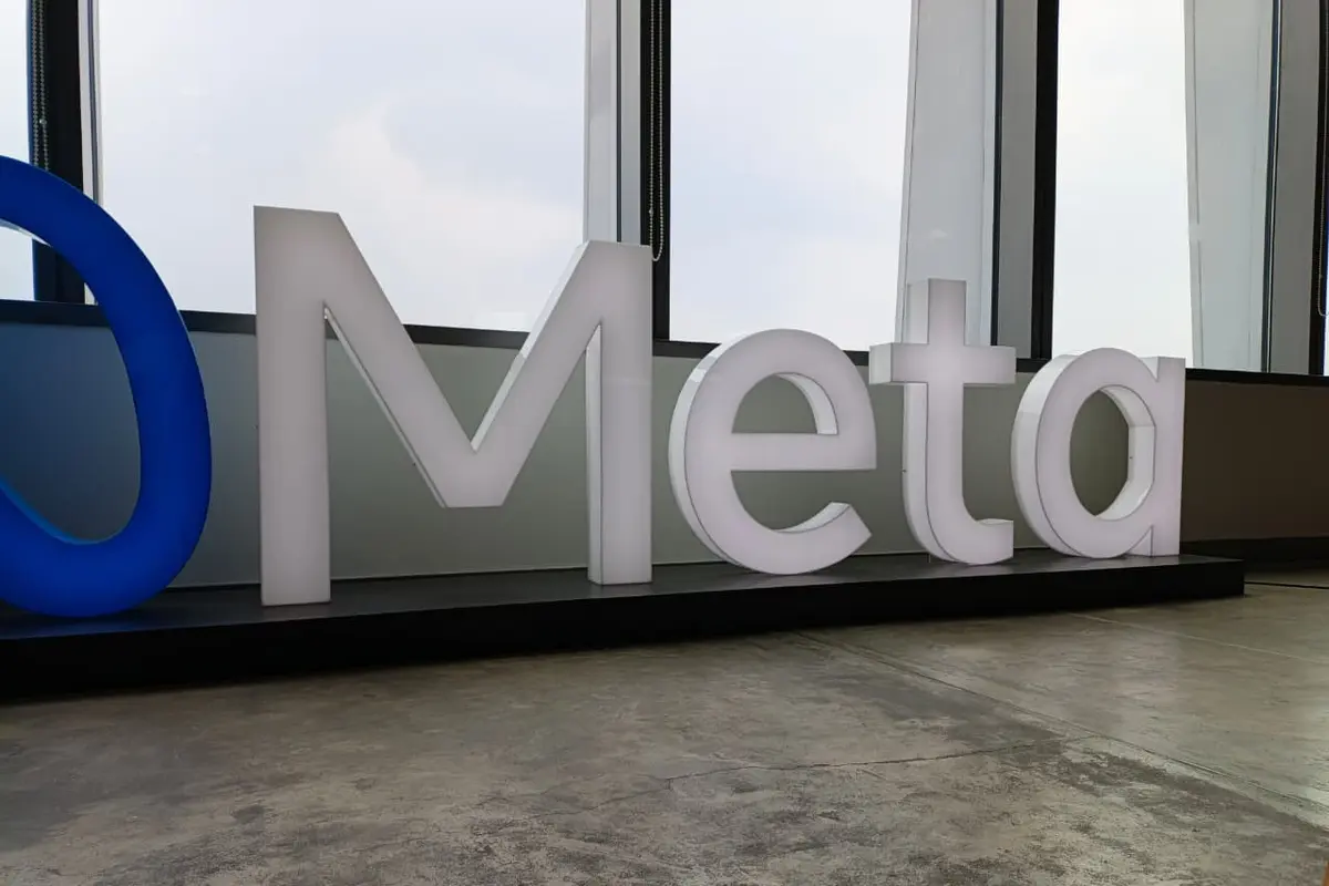 Logo Meta di kantor Meta Indonesia di Capital Place.
