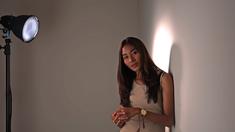 Fisioterapi PBR, Adinda Pricilla hadir sebagai icon Sport Seleb di Bola.com (10/12/2015), Kombinasi Warna pakaian terlihat serasi dan menyatu dengan ruangan. (Bola.com/Nicklas Hanoatubun)